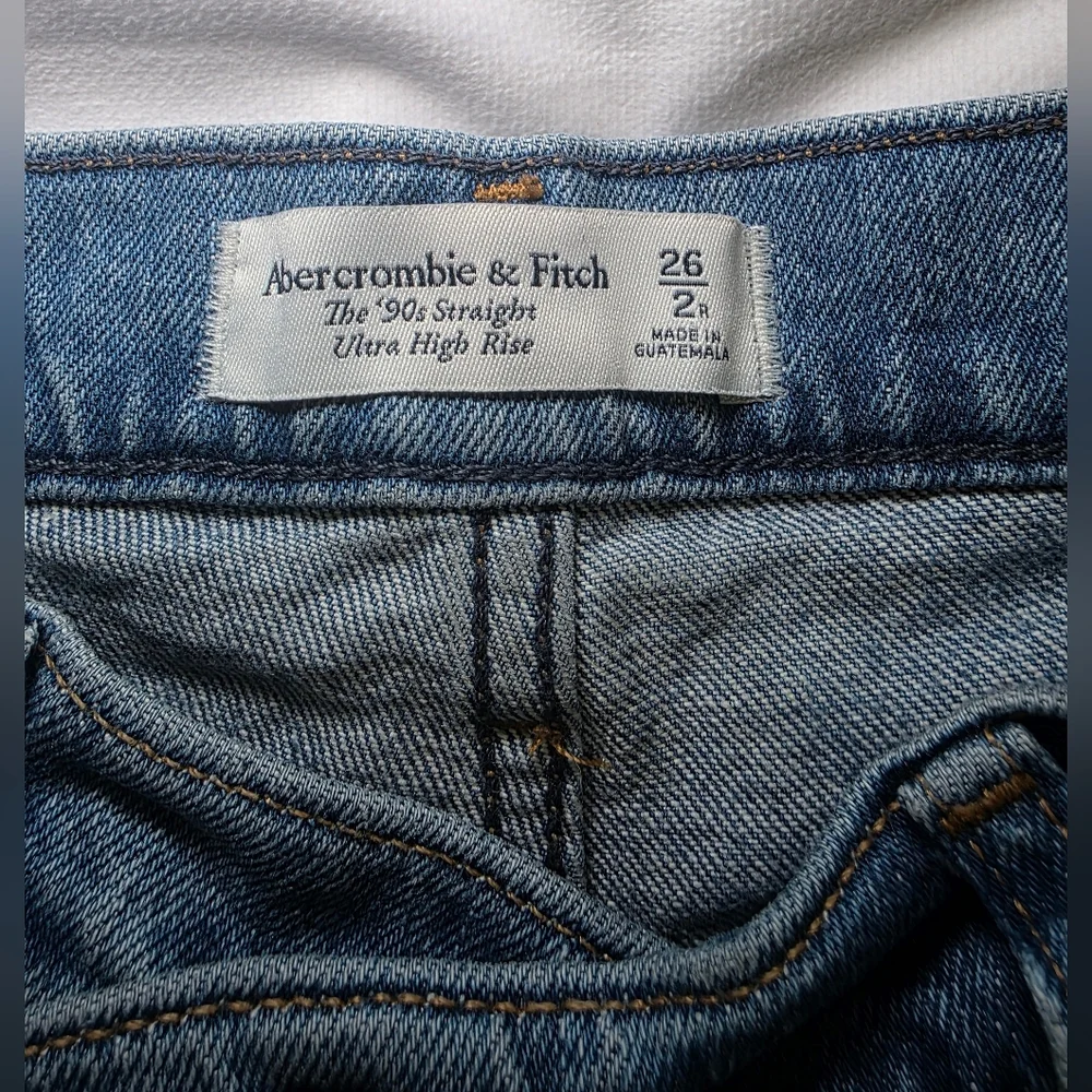 Abercrombie & Fitch 90s Ultra High Rise Jeans W/Criss Cross Waist Band- Sz 2/26